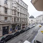 Gellerico Wesselenyi Street Budapešť